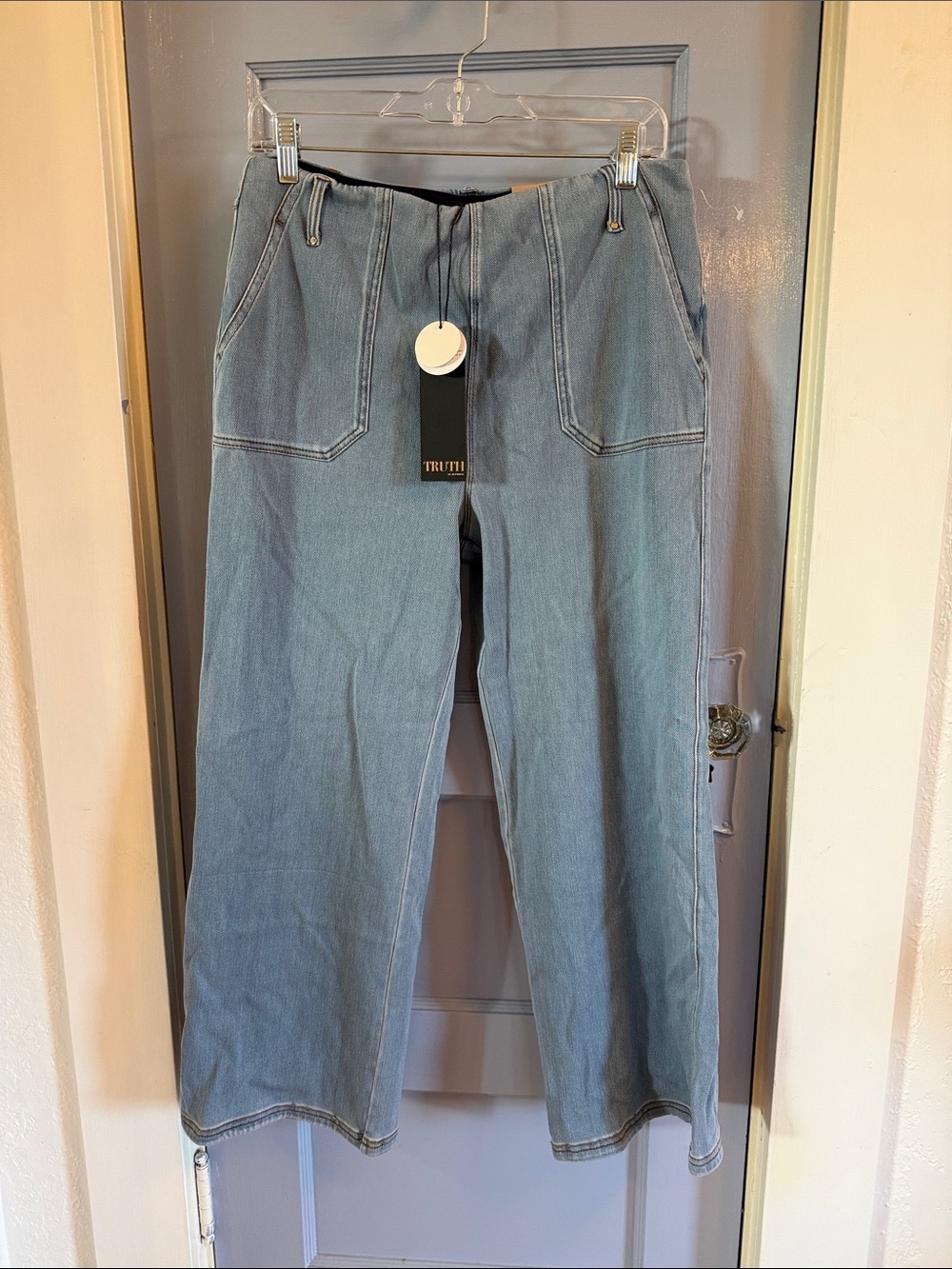 Truth Women’s Ankle Crop Jeans in Light Blue Wash